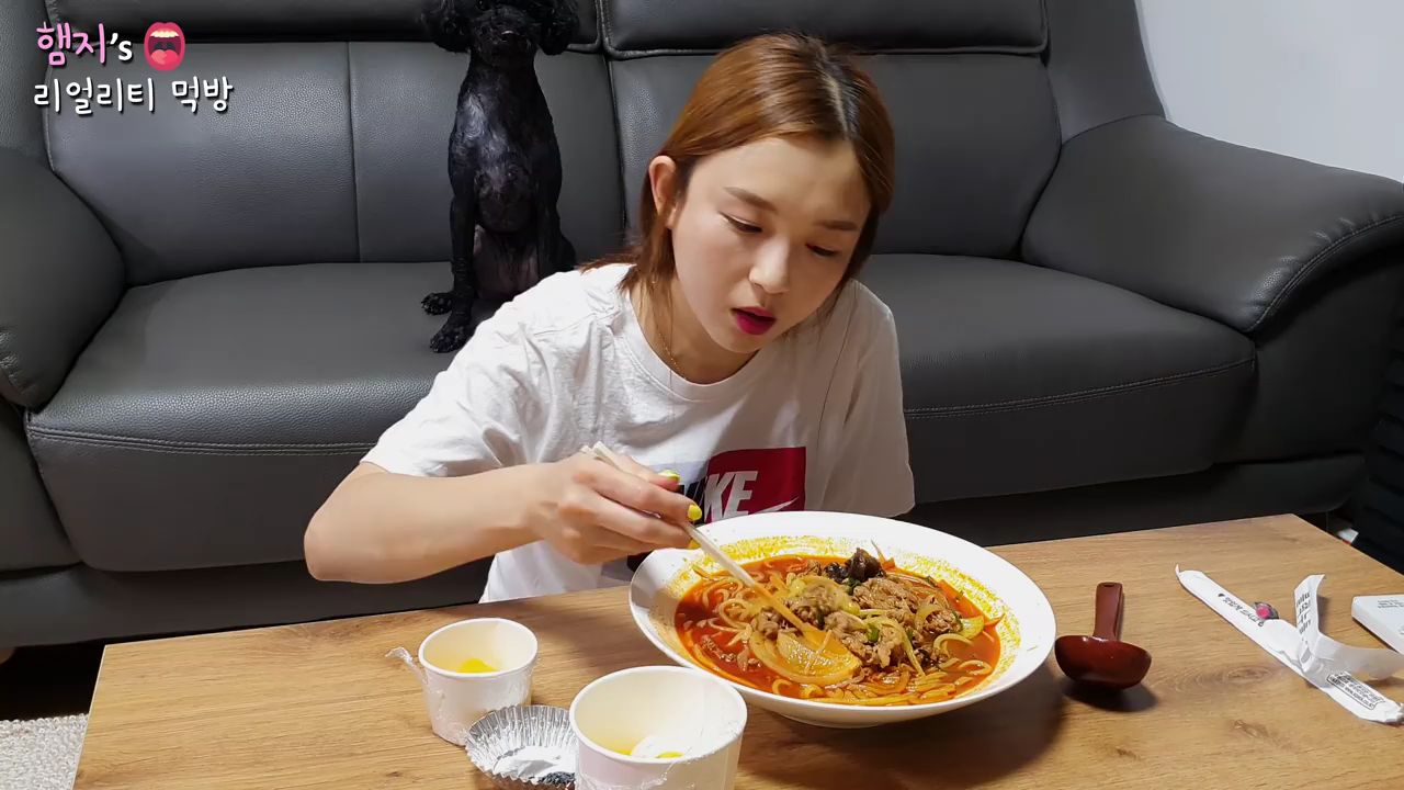 【Hamzy】韩国小姐姐真实吃播:)雪花牛肉海鲜面!!把汗擦掉~用啤酒结尾 饭后甜点 马卡龙